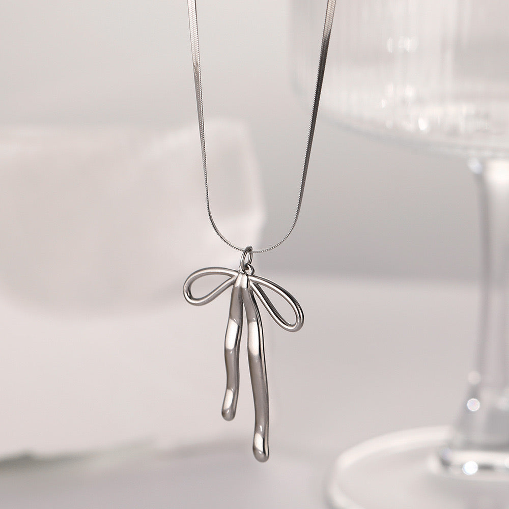 Silver Vintage bow necklace